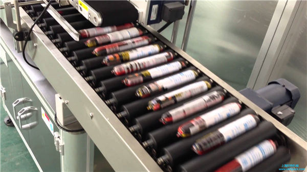 Máquina automática de etiquetaxe de salchicha con alimentador